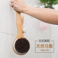 Купая ванну с большим нанчжу (грива лошади)