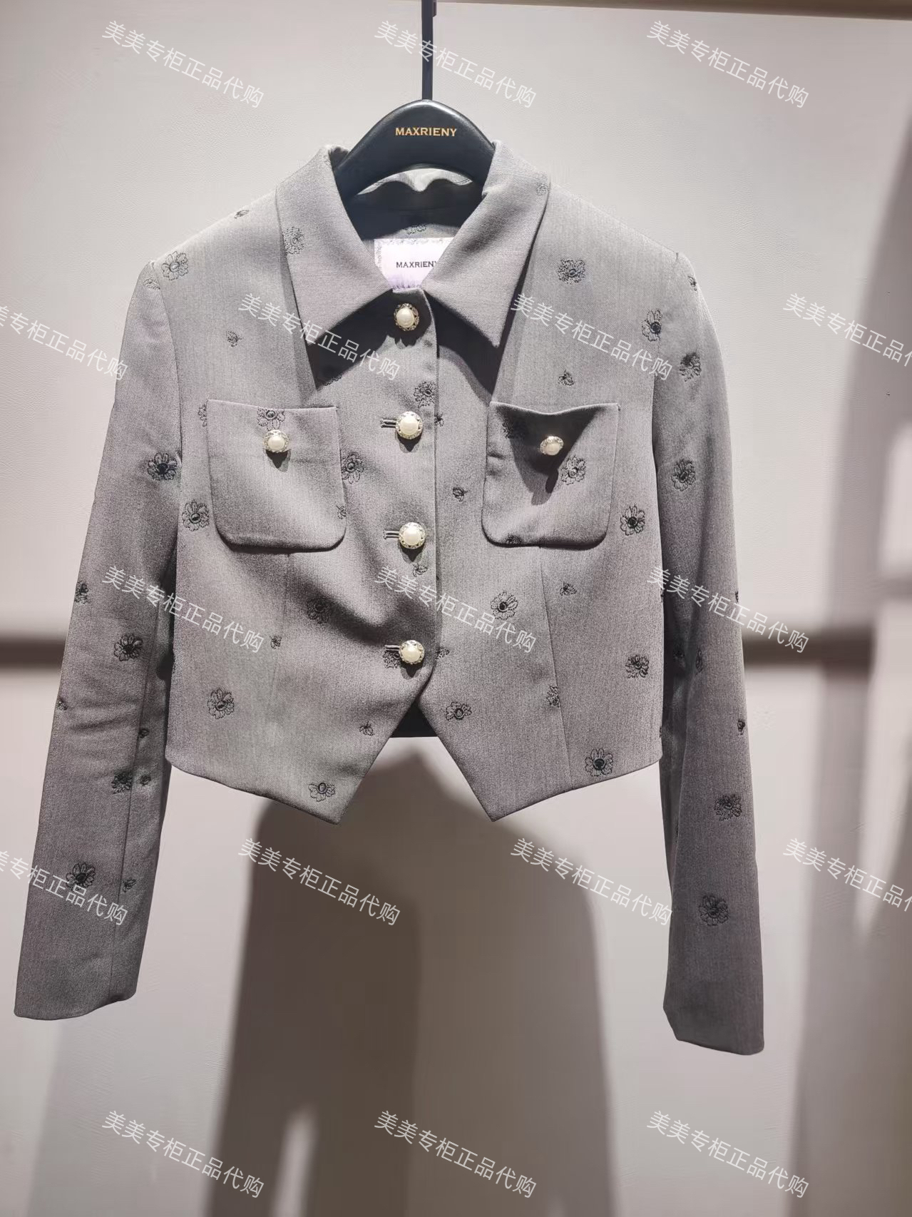 MAXRIENY 玛克茜妮 2025春 绣花翻领短西装 MU86JA004