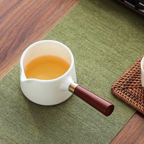 实木侧把公道杯羊脂玉瓷分茶器