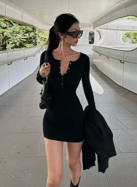 Kilonova欧美风黑色V领纽扣包臀短裙女纯欲辣妹收腰修身包臀裙子