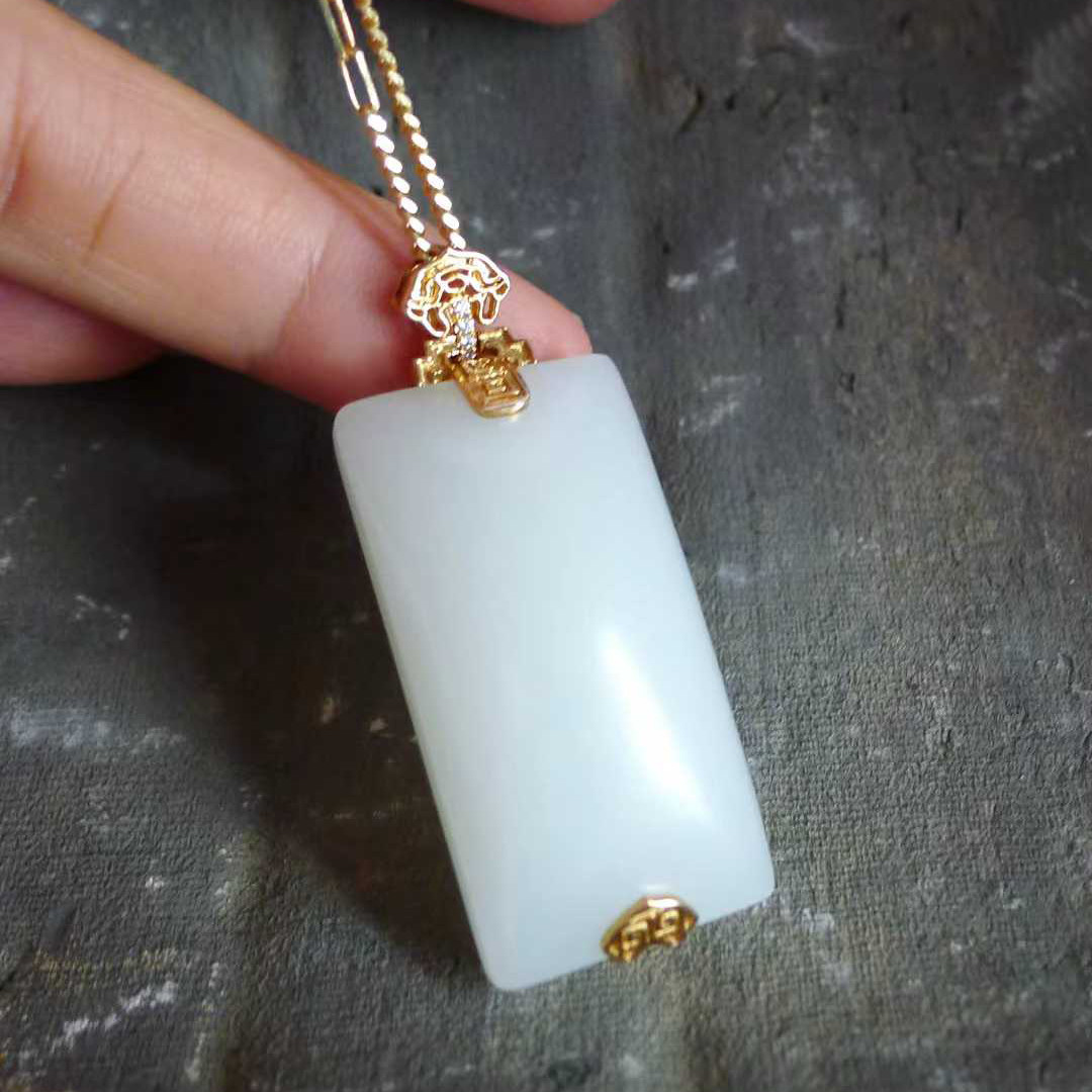 新疆和田籽料素牌挂坠