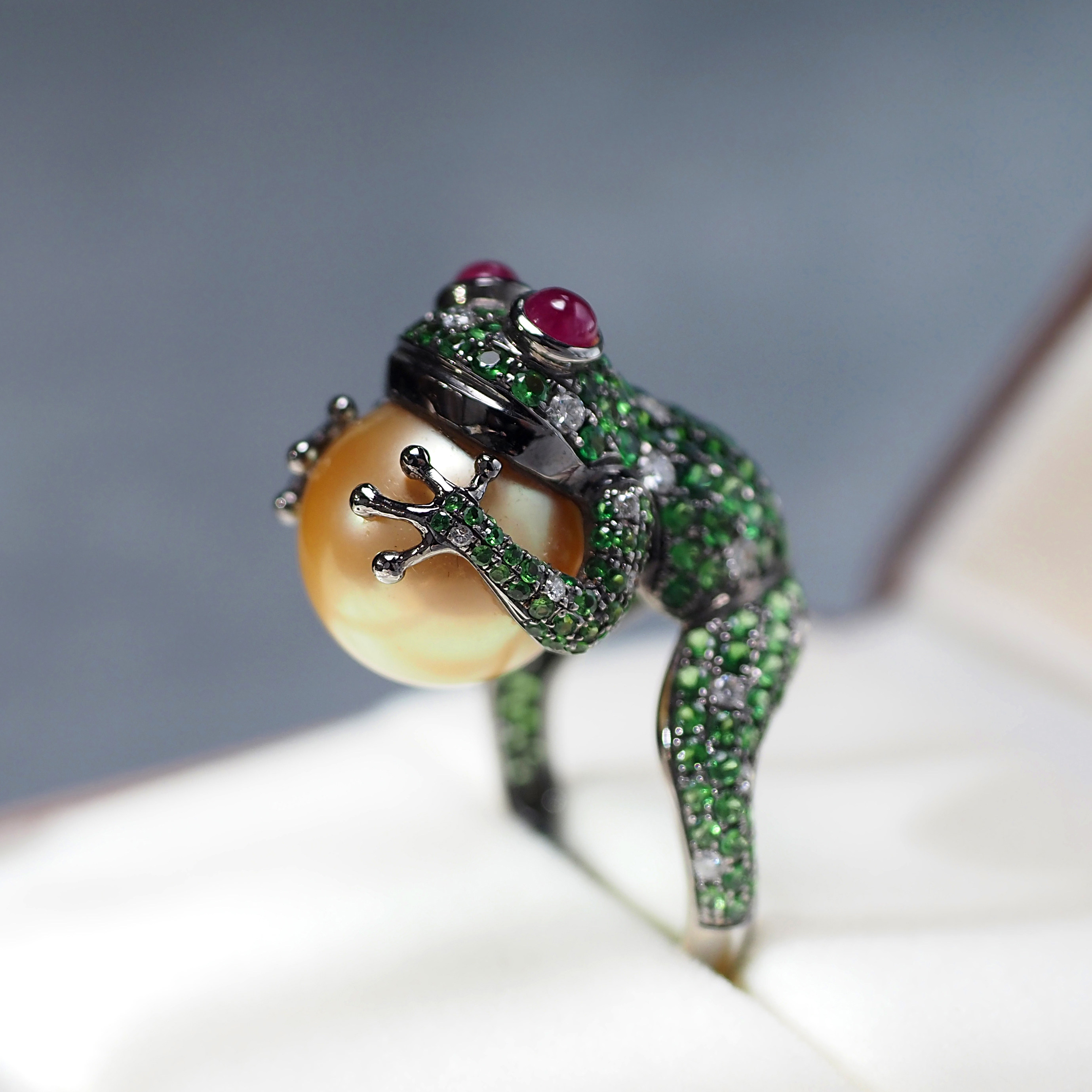 纯翠珠宝现货新品 天然海水南洋梦幻金珠青蛙戒指18K金钻石沙弗莱