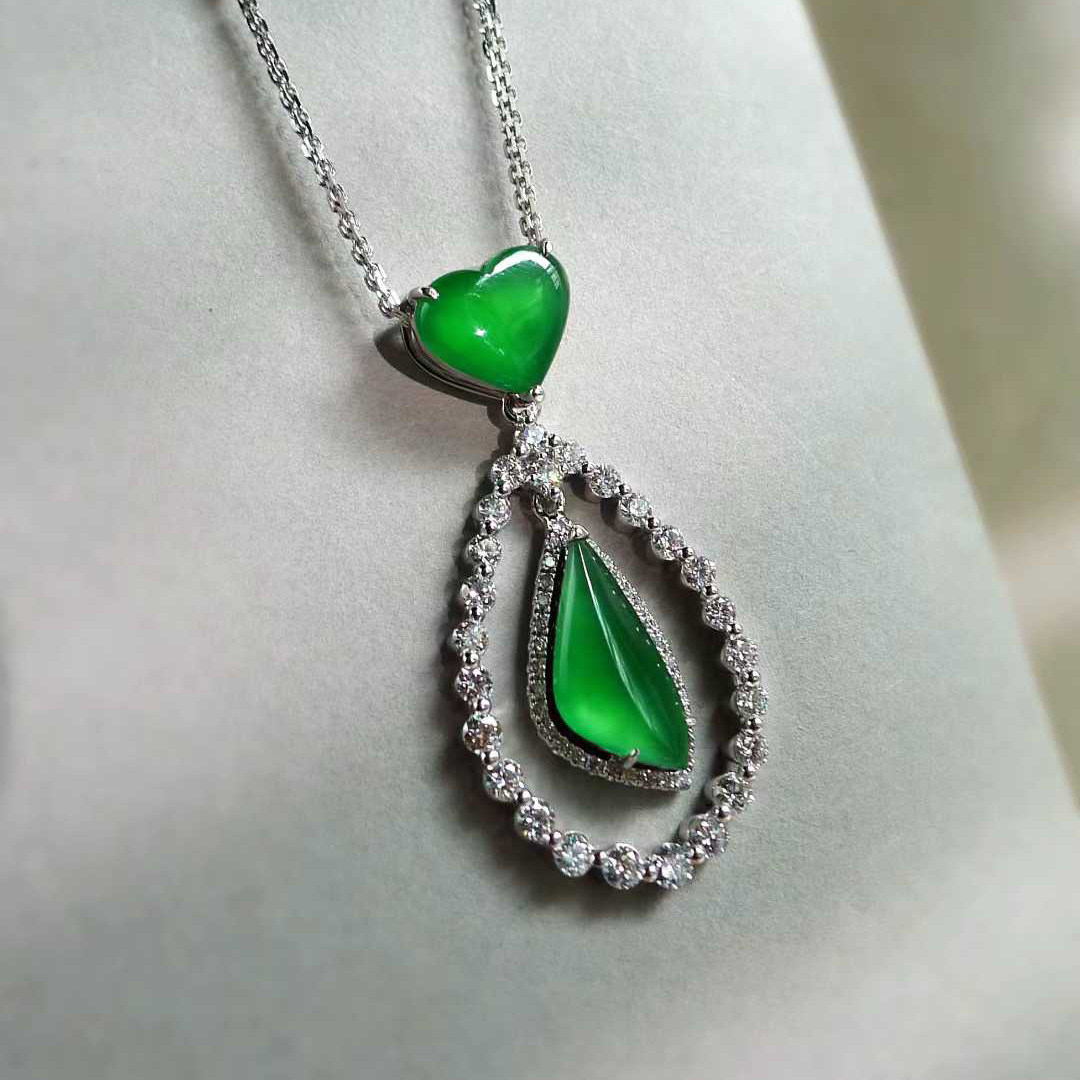 足够灵气强荧光正阳绿翡翠吊坠