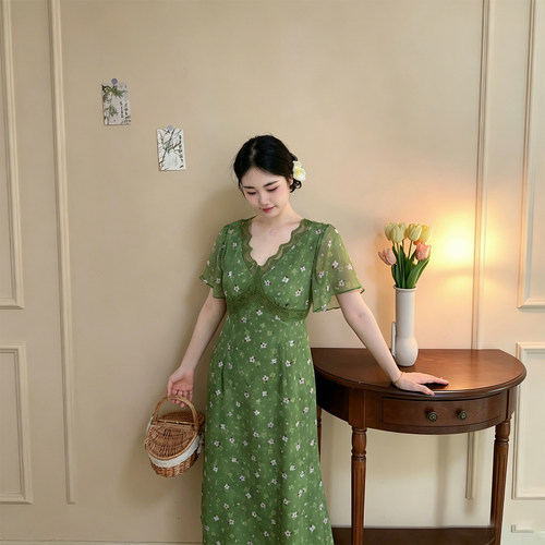 胖妹妹度假风碎花显瘦V领连衣裙