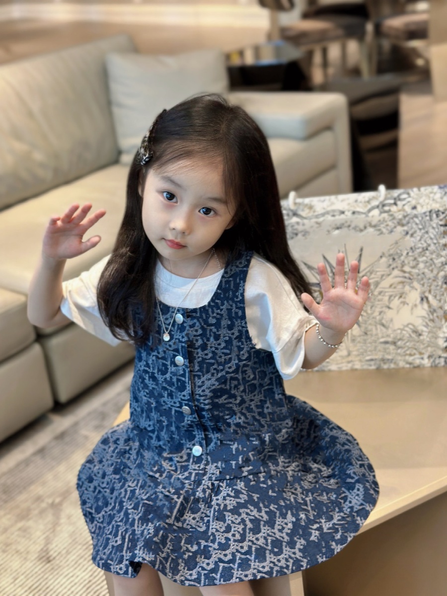 现货25春夏新刺绣蓝色花朵T恤满印提花背带裙套装女童可爱连衣裙