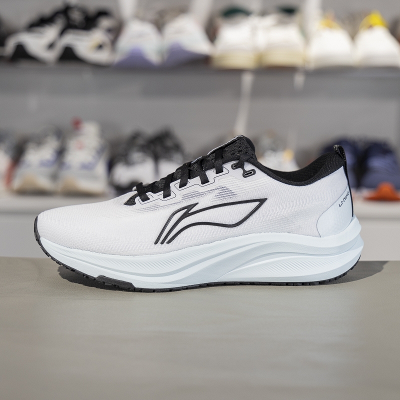 李宁男子跑步鞋减震回弹