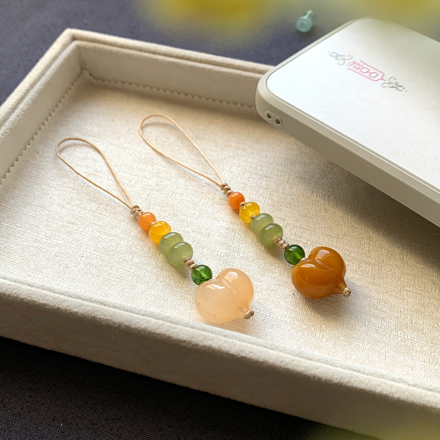 新品天然金丝玉手工雕刻屁桃手机链挂件玉石钥匙扣旗袍压襟包挂饰