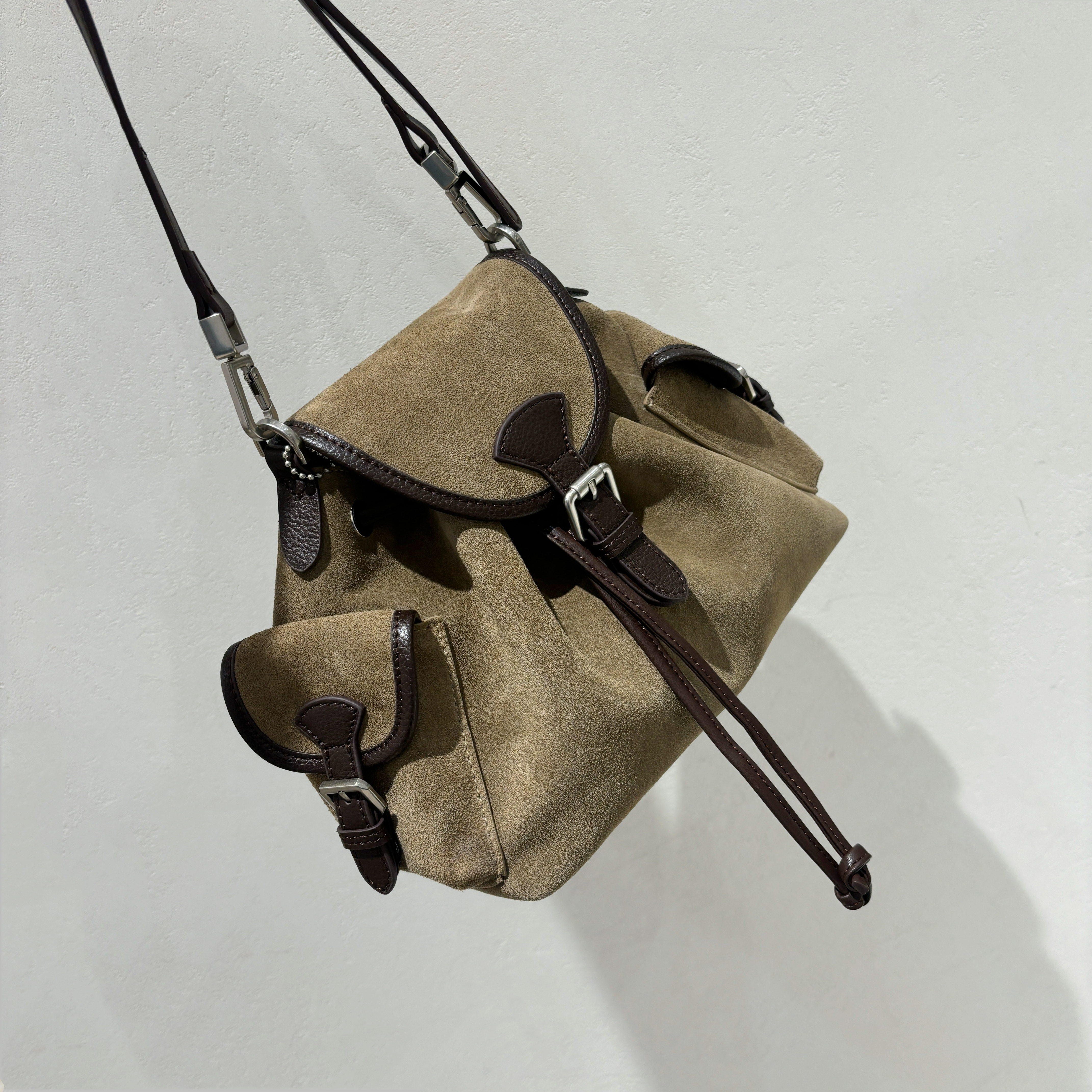 磨砂牛皮复古双肩包2025秋冬新款网红包真皮抽绳设计斜挎包流浪包