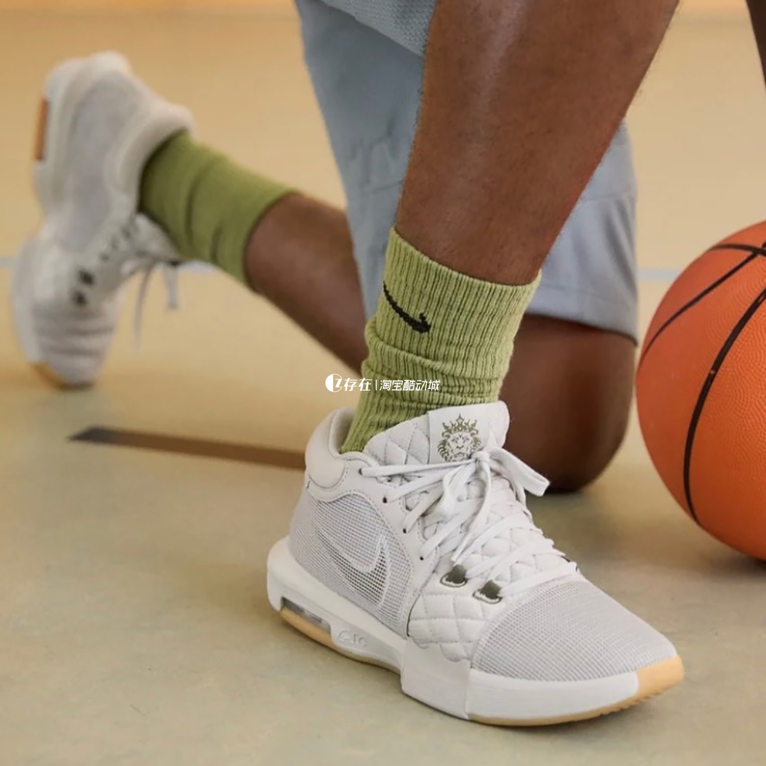 Nike/耐克 LeBron Witness 8詹姆斯男子轻便实战篮球鞋FB2237-003