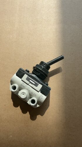 SMC VM130-01 带左右扳动开关 原装正品