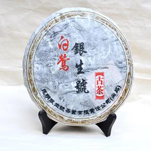 选用2005年春茶古树晒青毛茶为原料