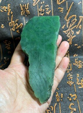 205g新疆和田碧玉山料原石天然阳绿色牌子料和田玉碧玉牌把件