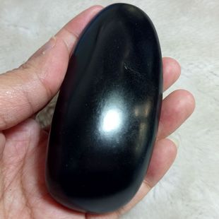 125g精品塔青黑青籽料 和田玉黑羊脂独籽 无修特细把件原石收藏级