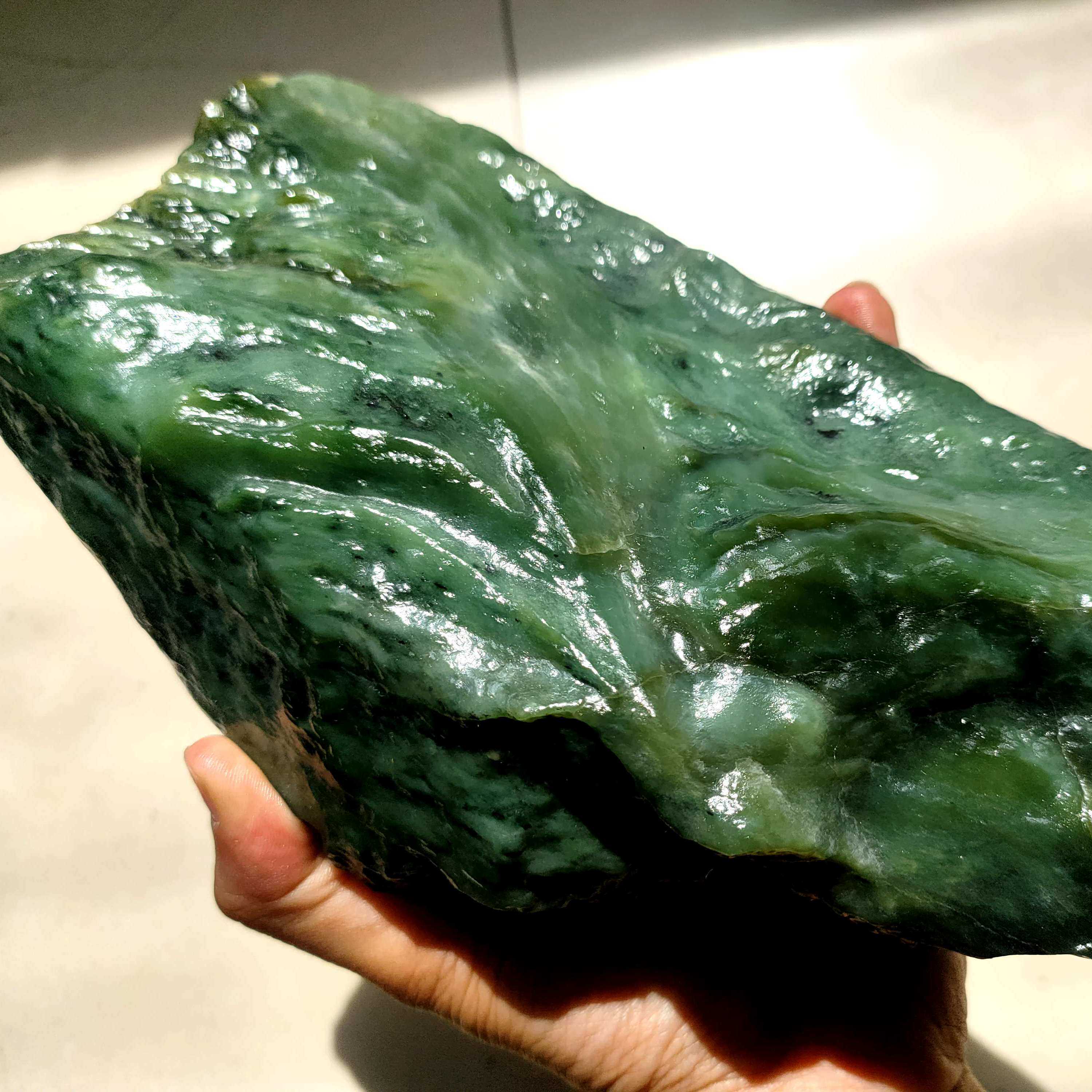2262g新疆和田碧玉山流水料原石精品 天然无修猫眼 菠菜绿摆件
