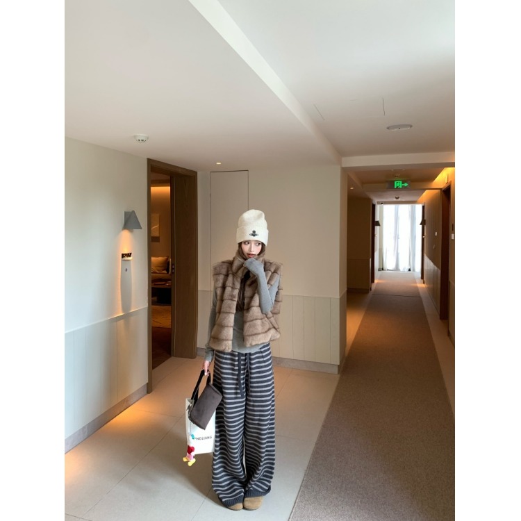 外搭毛绒马甲背心女装灰色磨毛长袖T恤秋冬季条纹阔腿裤三件套潮