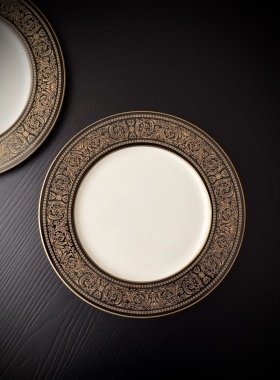 日本Mikasa&narumi联名MOUNT HOLYOKE系列骨瓷黑金卷草纹西餐盘