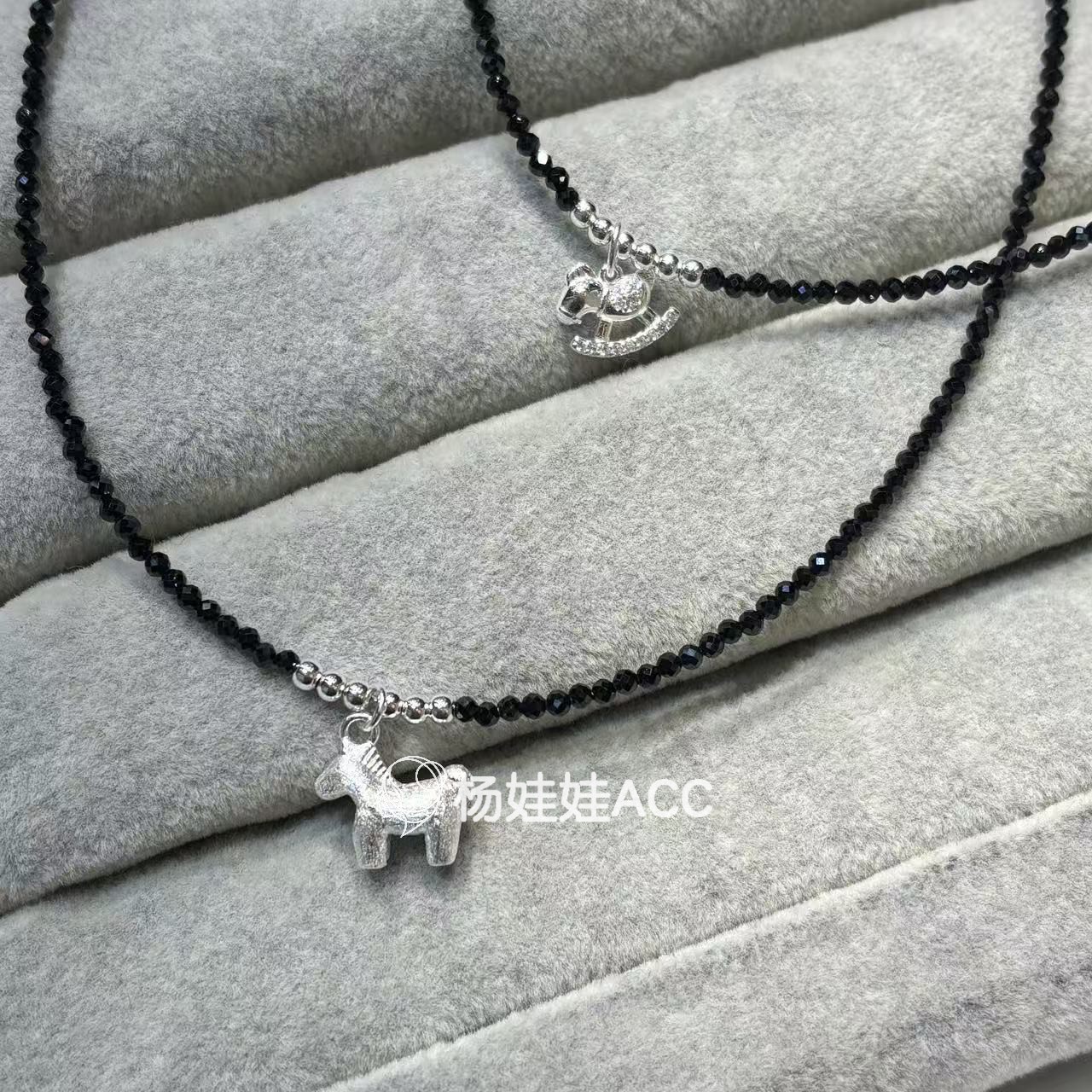 5120701杨娃娃韩国东大门momo新款高级感圣诞精致小马吊坠项链