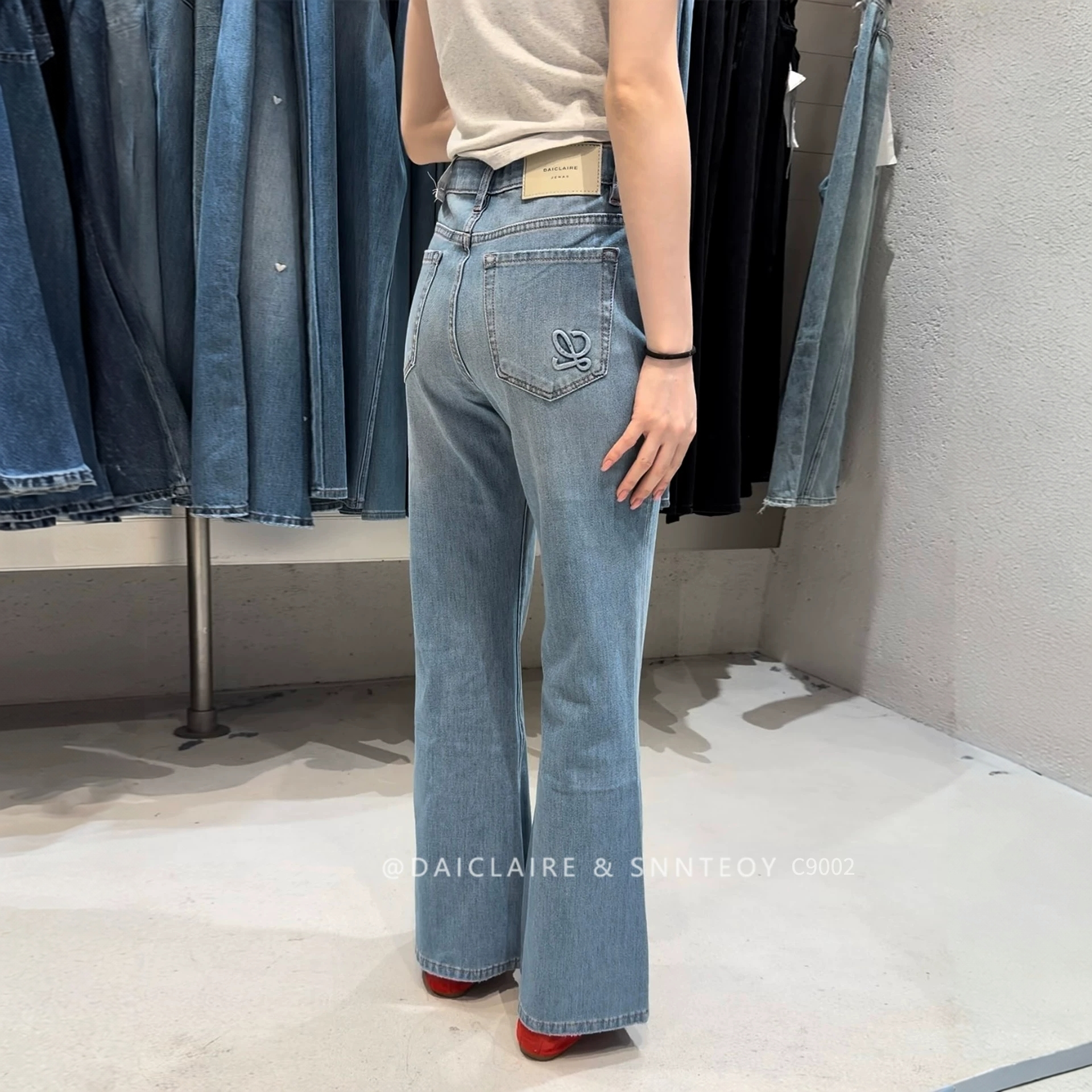 代嘉儿C9002喇叭牛仔裤女2026夏薄款蓝色高腰显瘦弹力十分微喇裤