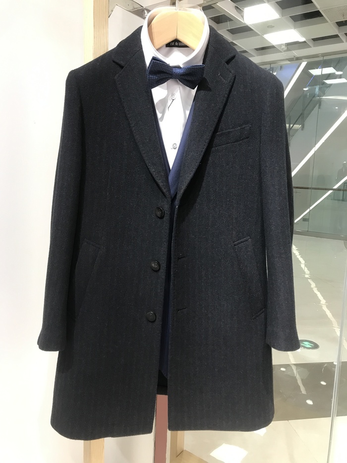 依文新款折扣男士商务时尚高档西装领藏蓝色毛呢大衣吊牌价4280元