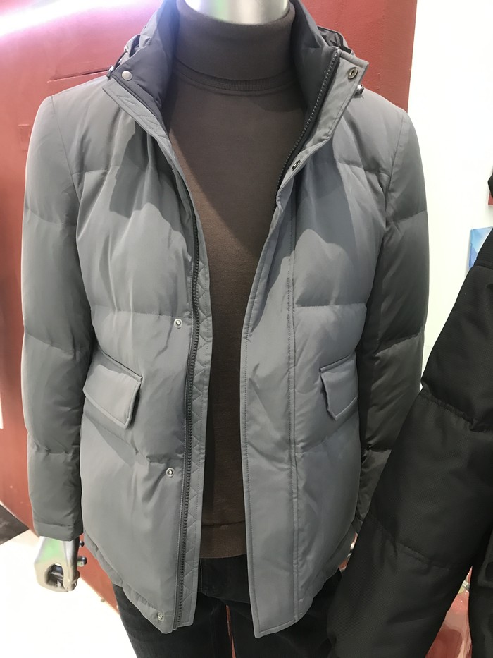 诺丁山男士商务连帽白鹅绒桑蚕丝锦纶料灰蓝色羽绒服吊牌价4980元