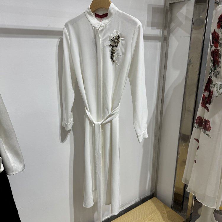 依文EVECINA女士商务新款上班时尚白色连衣裙子长衬衫吊牌1388元