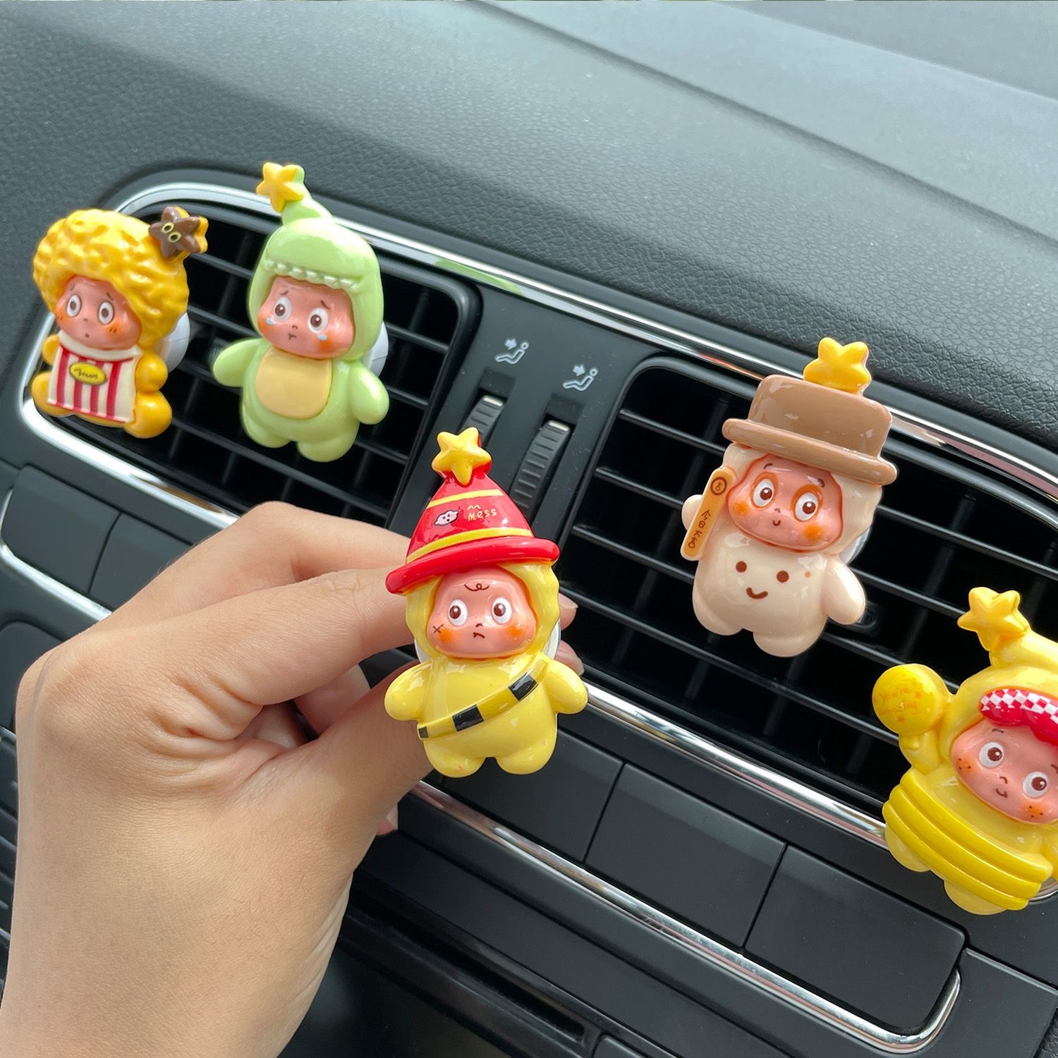 卡通可爱车载香薰汽车出风口香片香氛2025新款创意可爱车内饰品