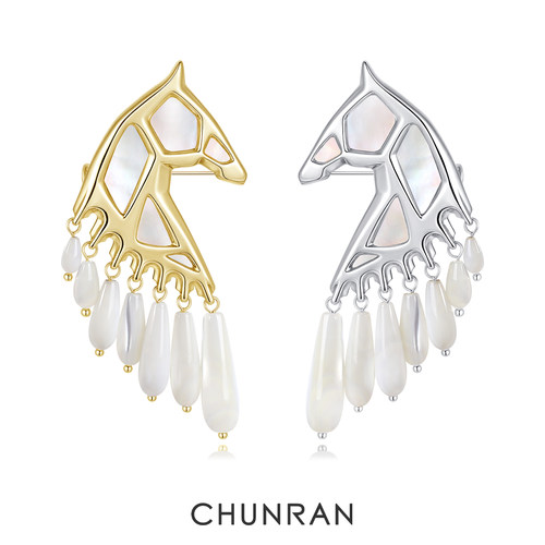 CHUNRAN新年马造型贝母流苏耳环