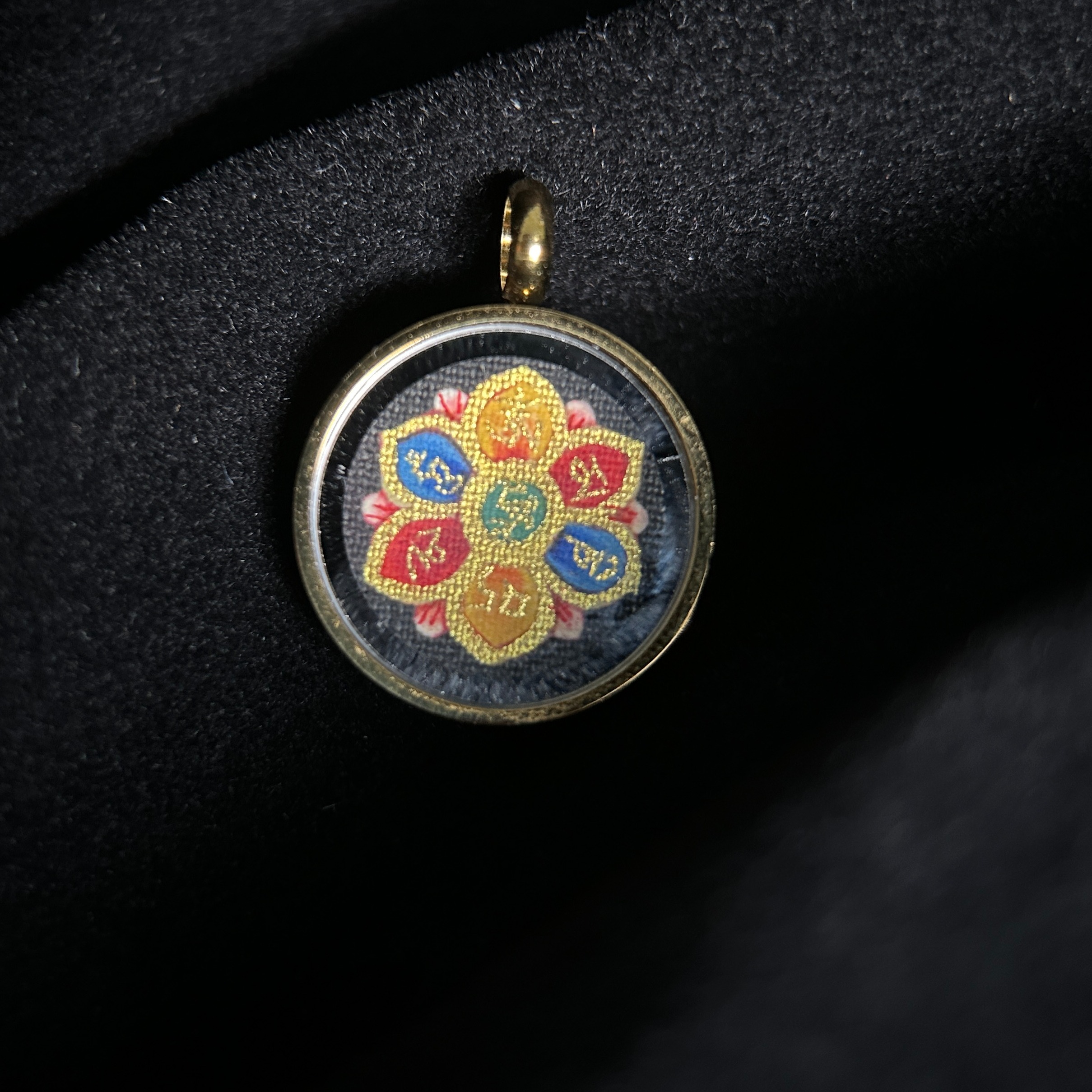 悦宝斋  六字箴言唐卡吊坠 观音祝福 直径1.5cm