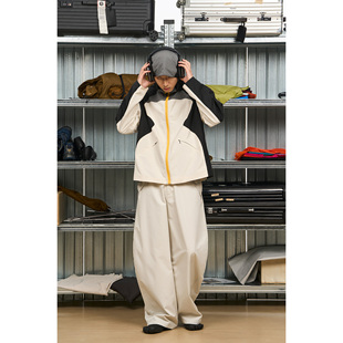 弧形结构线撞色拼接连帽冲锋衣夹克 7440