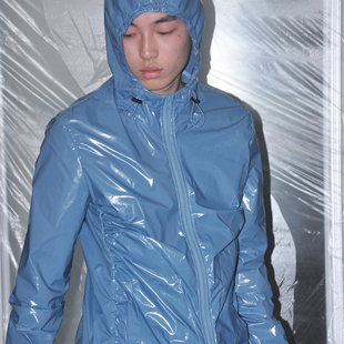 修身 7440 SS25 尼龙连帽皮肤夹克