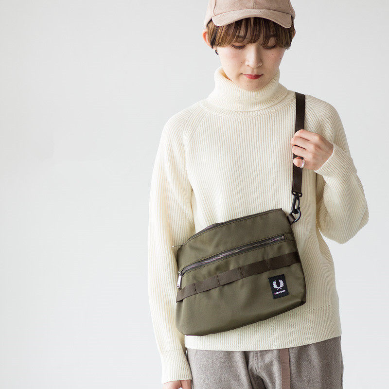 日本代购FRED PERRY 男女休闲日常单肩包纯色简约运动户外斜挎包