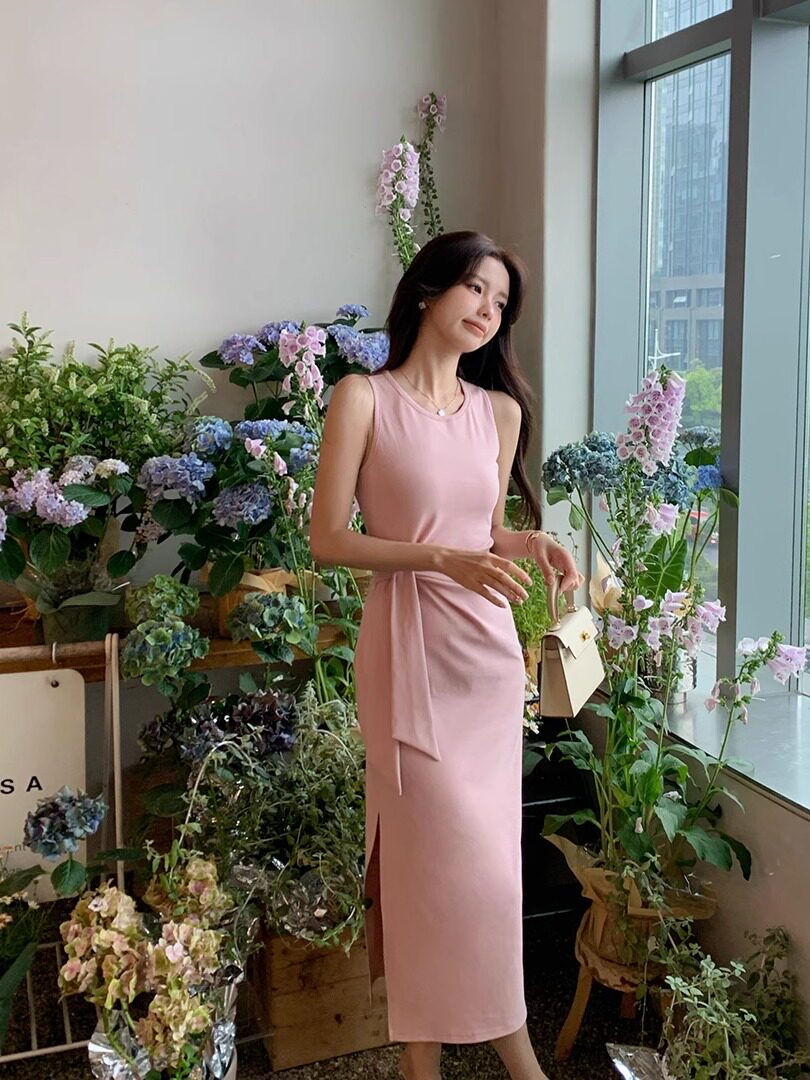 Woman wearing a sleeveless pink midi dress