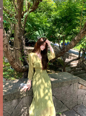 佐佐家小个子气质印花绿色V领收腰连衣裙夏季女显瘦修身绑带裙子