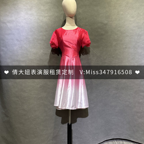 粉色气质设计感渐变法式合唱服