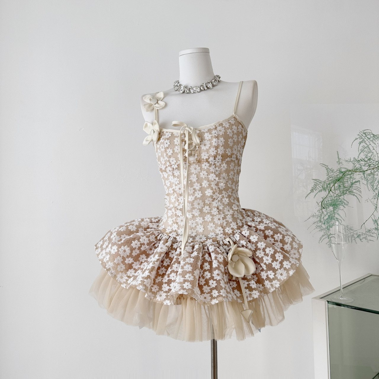 越南小众品牌COSHE蕾丝拼接吊带花朵连衣裙辣妹性感甜美蓬蓬裙