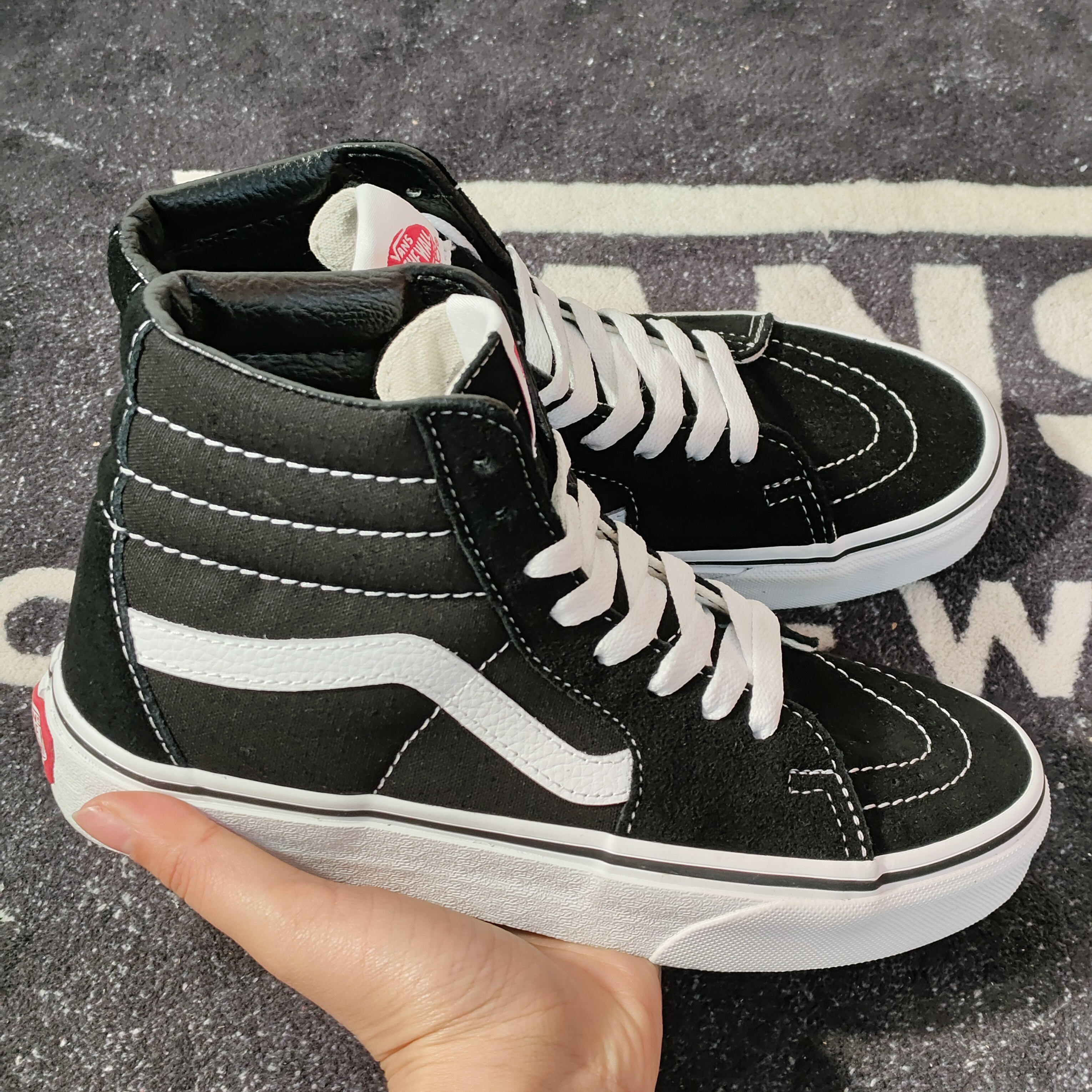 Vans Sk8-Hi经典黑白色高帮帆布休闲板鞋VN000D5IB8C