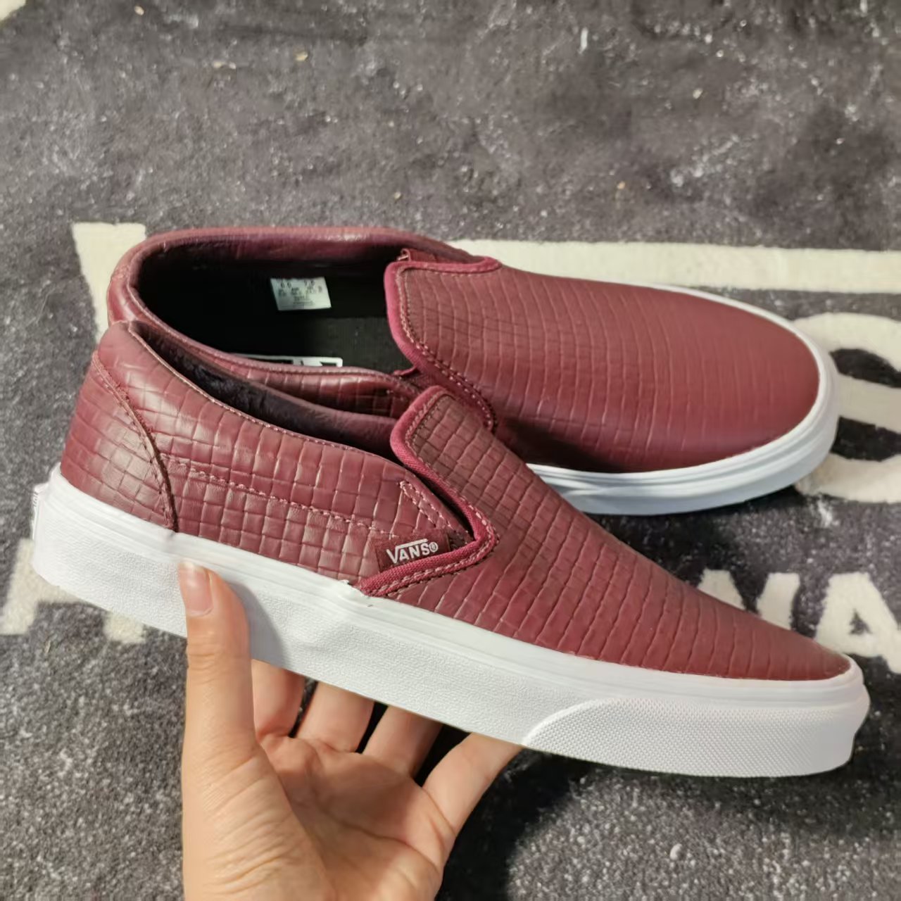 Vans Slip-On酒红方格鳄鱼纹皮面一脚蹬懒人板鞋VN000ZMRFEM