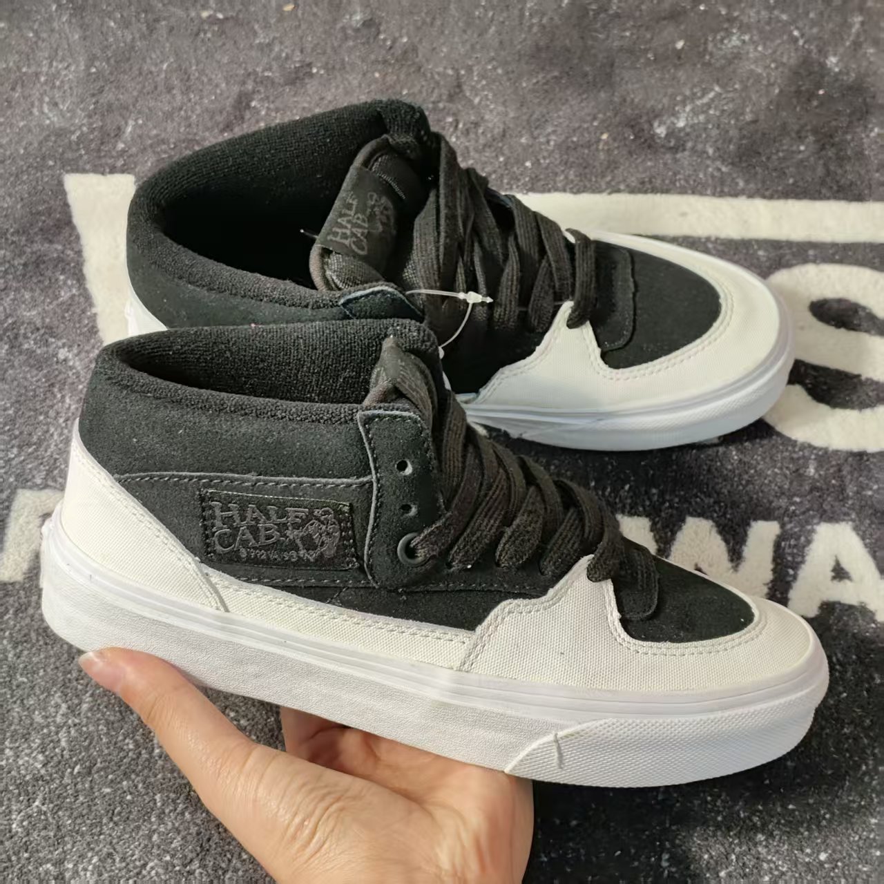 Vans Half Cab黑白拼色中帮滑板鞋复古麂皮情侣板鞋VN0A348EQV1