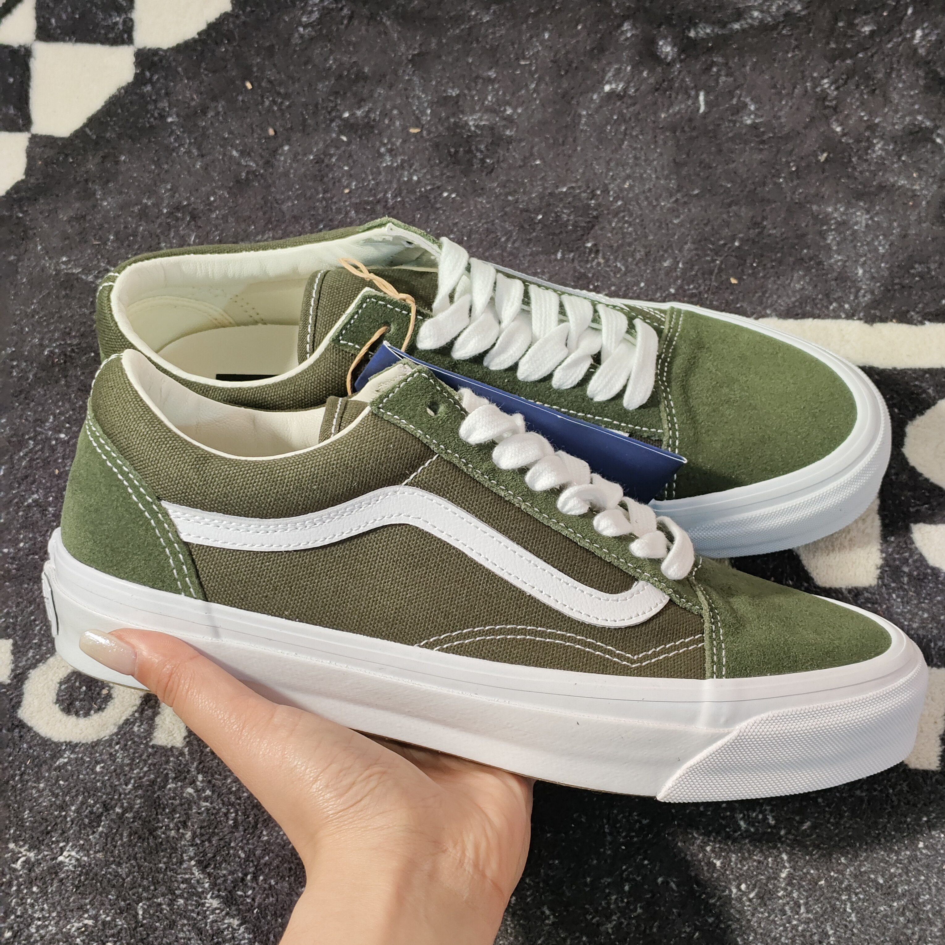 Vans Old Skool 橄榄绿白边低帮复古休闲板鞋VN000D56KCZ