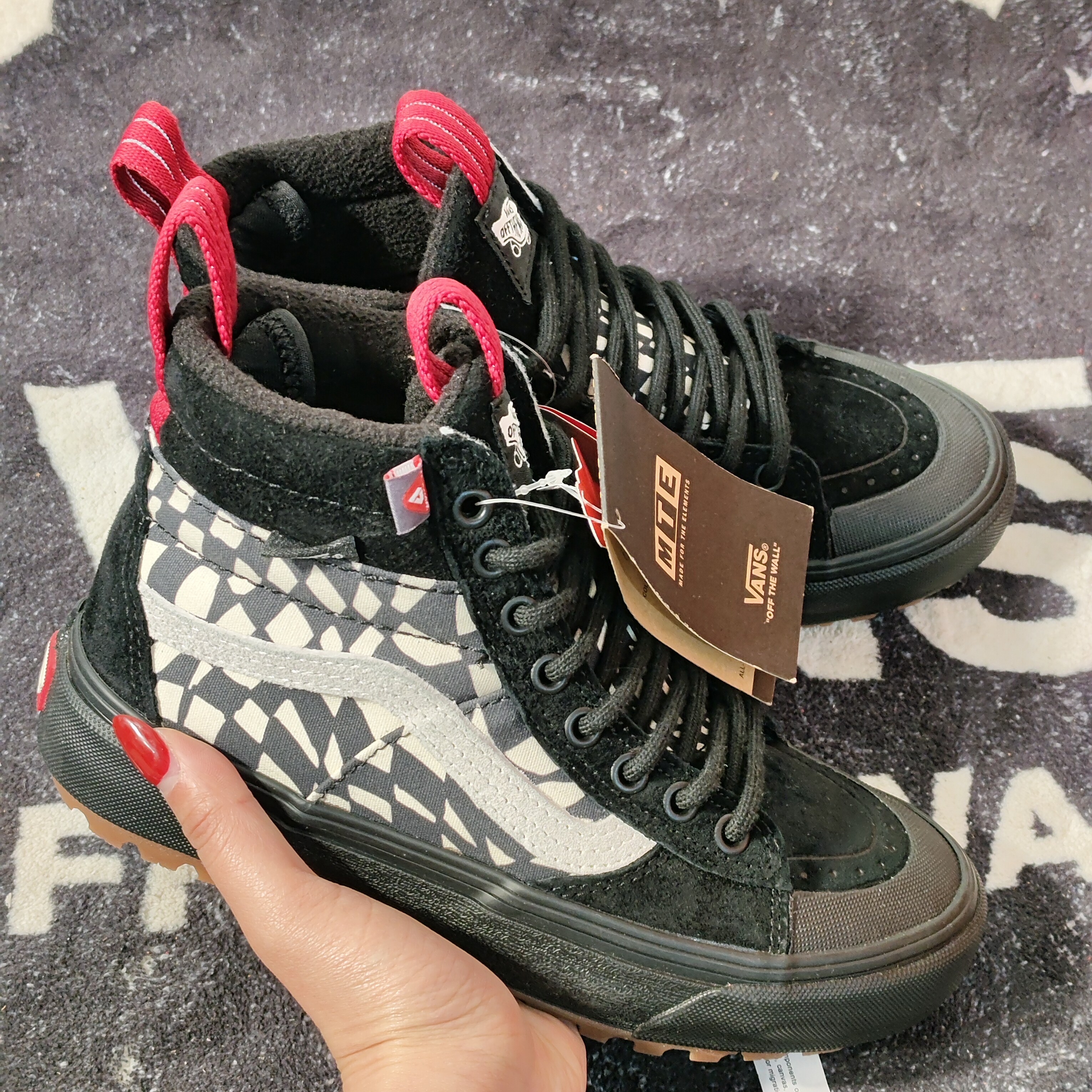 Vans范斯 Sk8-Hi MTE加绒棋盘格 男女高帮保暖板鞋 VN0A5HZZ6KZ