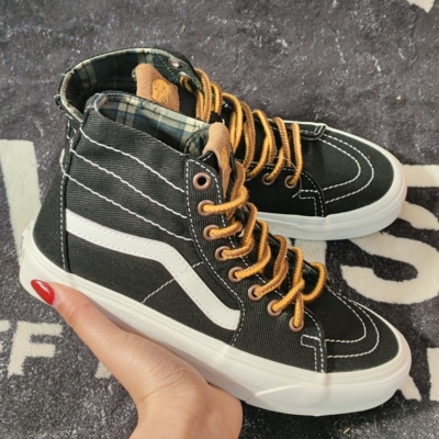 Vans Sk8-Hi 黑棕格纹内衬高帮休闲板鞋 VN0A7Q62BLK
