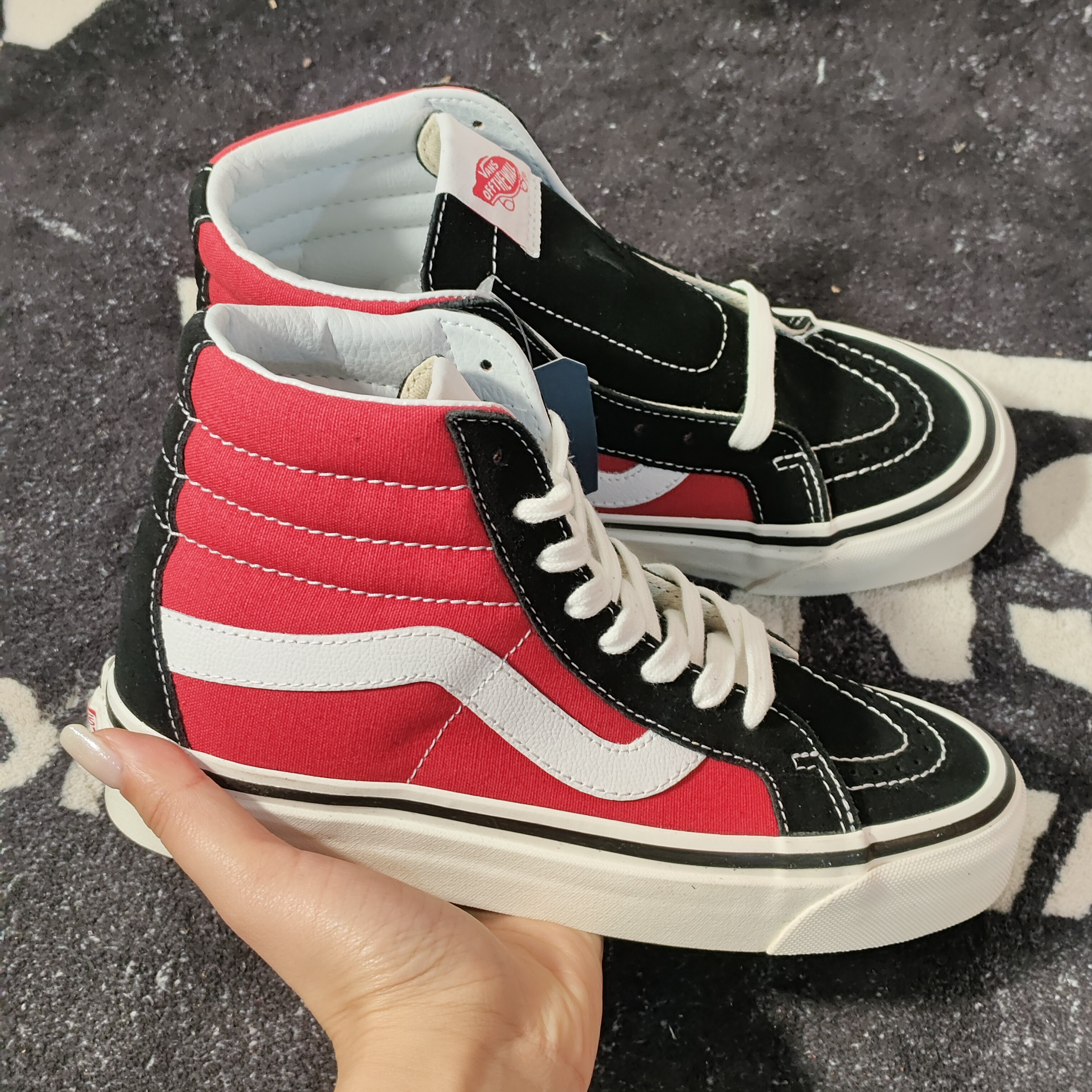 Vans Sk8-Hi黑红拼接高帮复古休闲板鞋VN0A38GFUBS