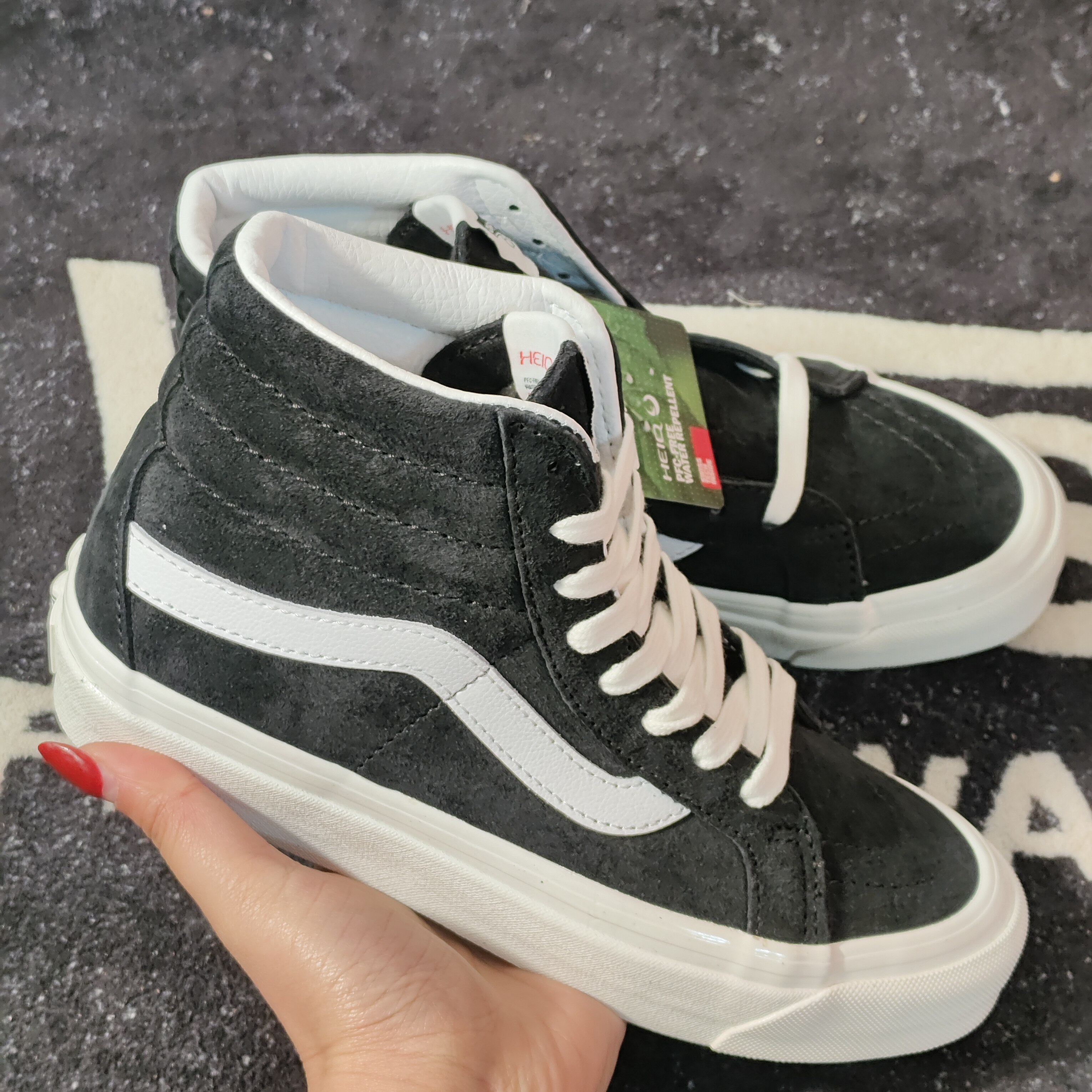 Vans Sk8-Hi 全翻毛黑白高帮休闲板鞋 VN0A5KXVKS7