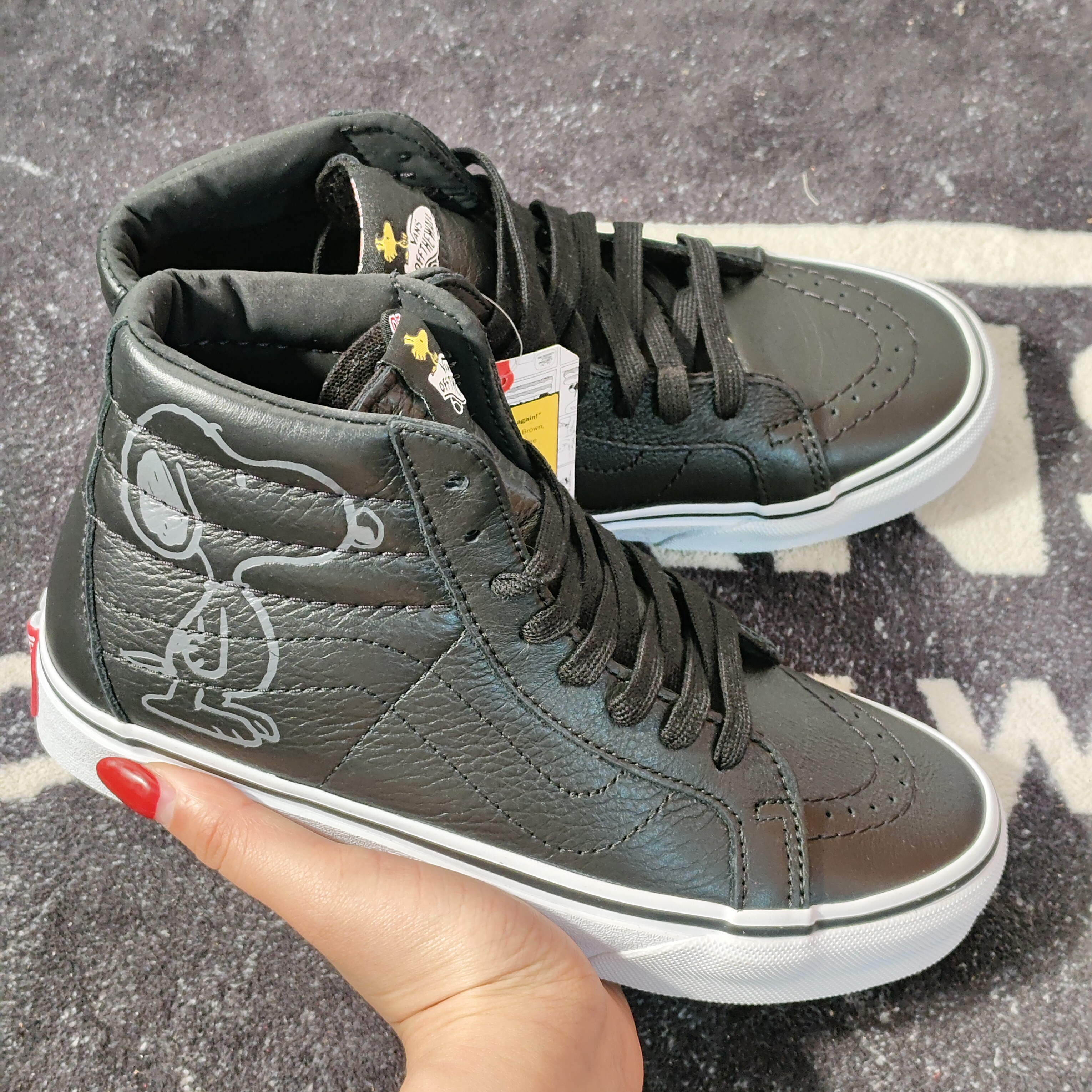 Vans Sk8-Hi Peanuts联名史努比黑皮高帮板鞋 VN0A2XSBQX5