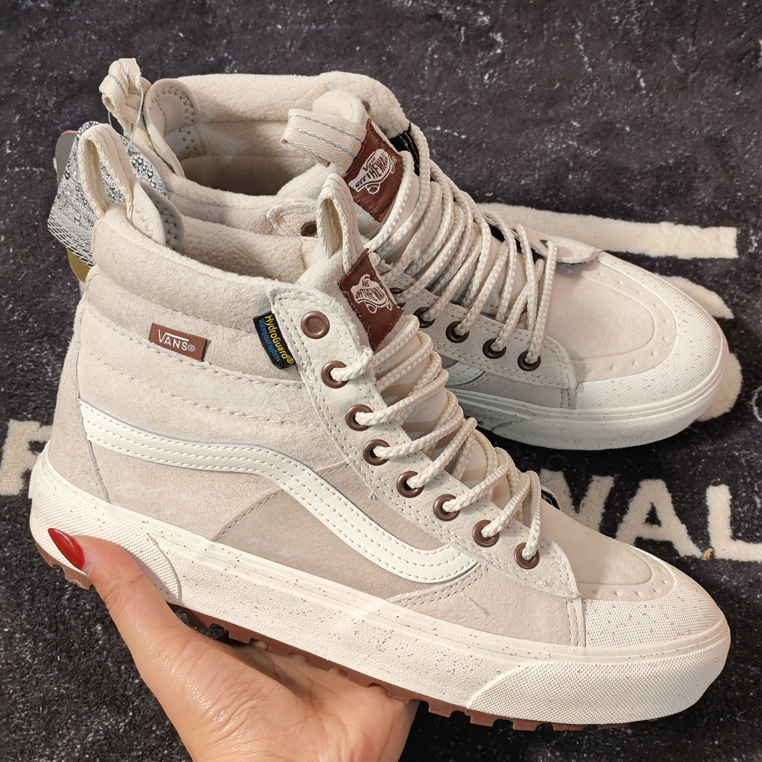 1. VANS范斯SK8-HI MTE-2牛乳白加绒高帮板鞋VN0007NKBYS