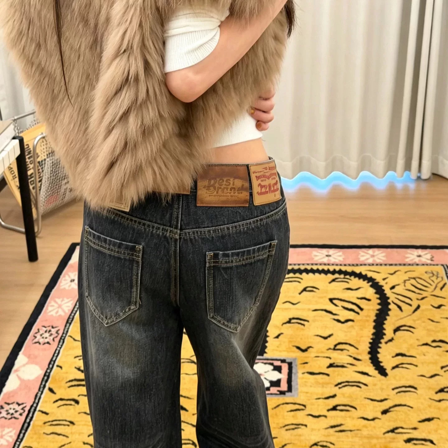 皮标猫须做旧深灰阔腿牛仔裤女