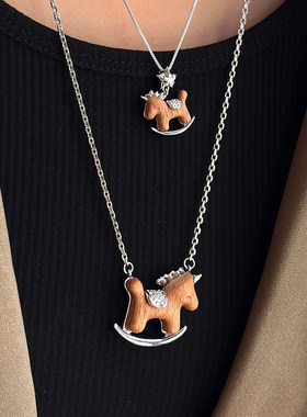 复古小马年吊坠项链女高级感轻奢小众秋冬毛衣锁骨链木马配饰长款