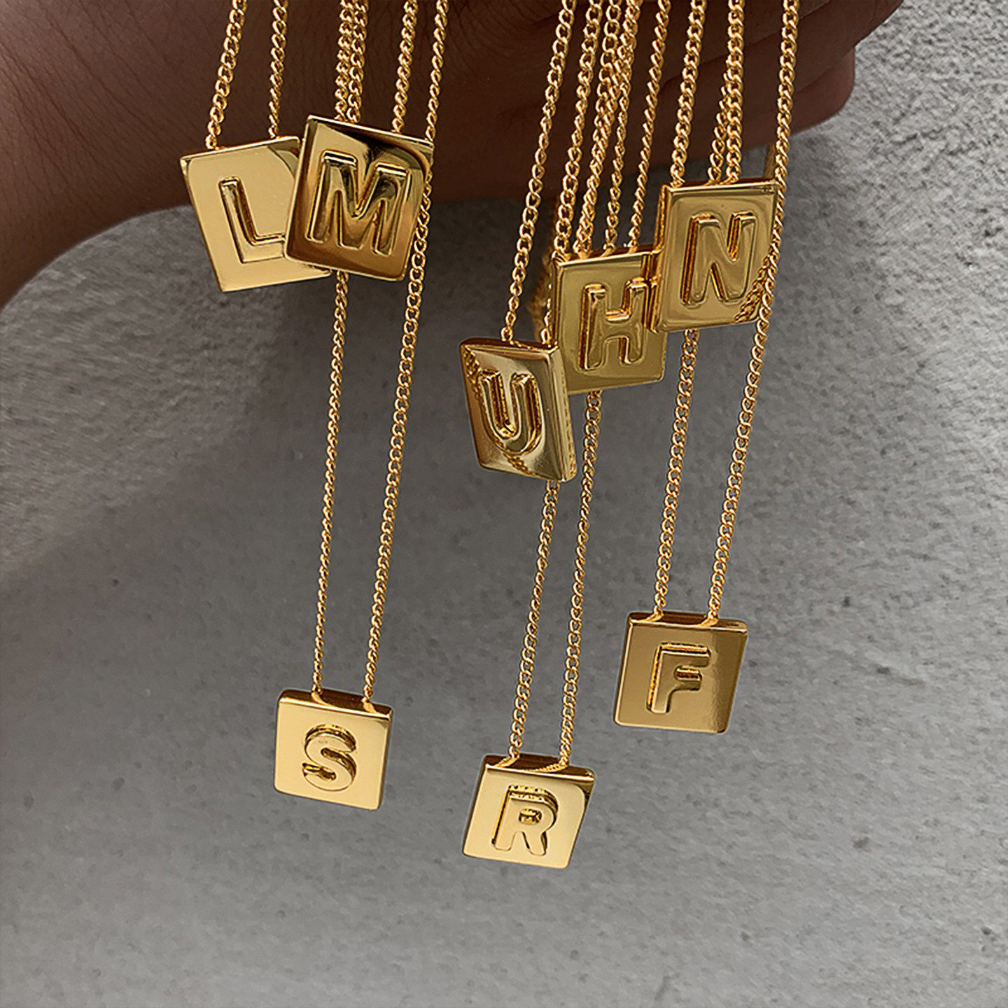 小金牌字母项链女金色