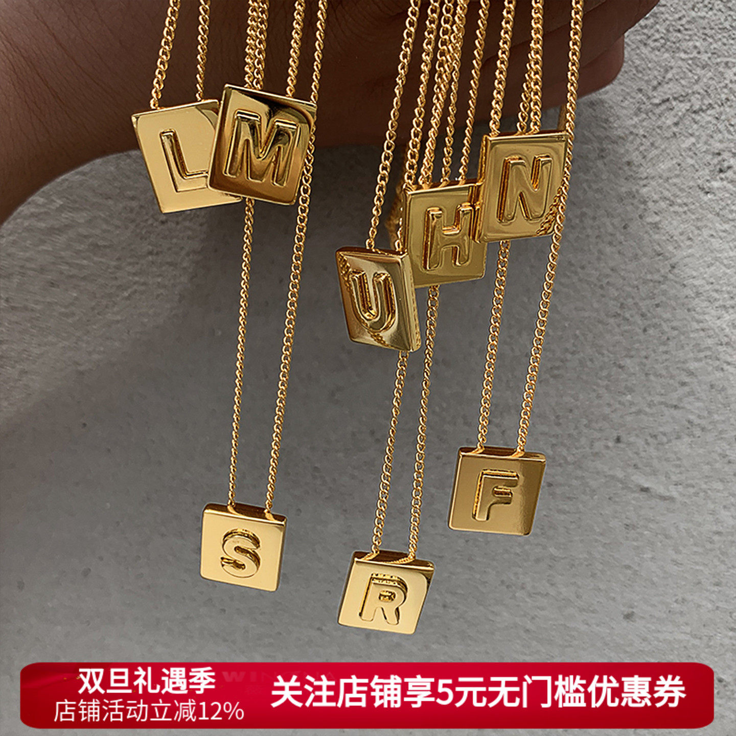 小金牌字母项链女金色吊坠轻奢高级感复古2025新款秋冬锁骨毛衣链