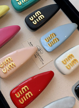 字母红色侧边夹发夹女可爱前额夹刘海夹子头饰皮发卡秋冬2026新款